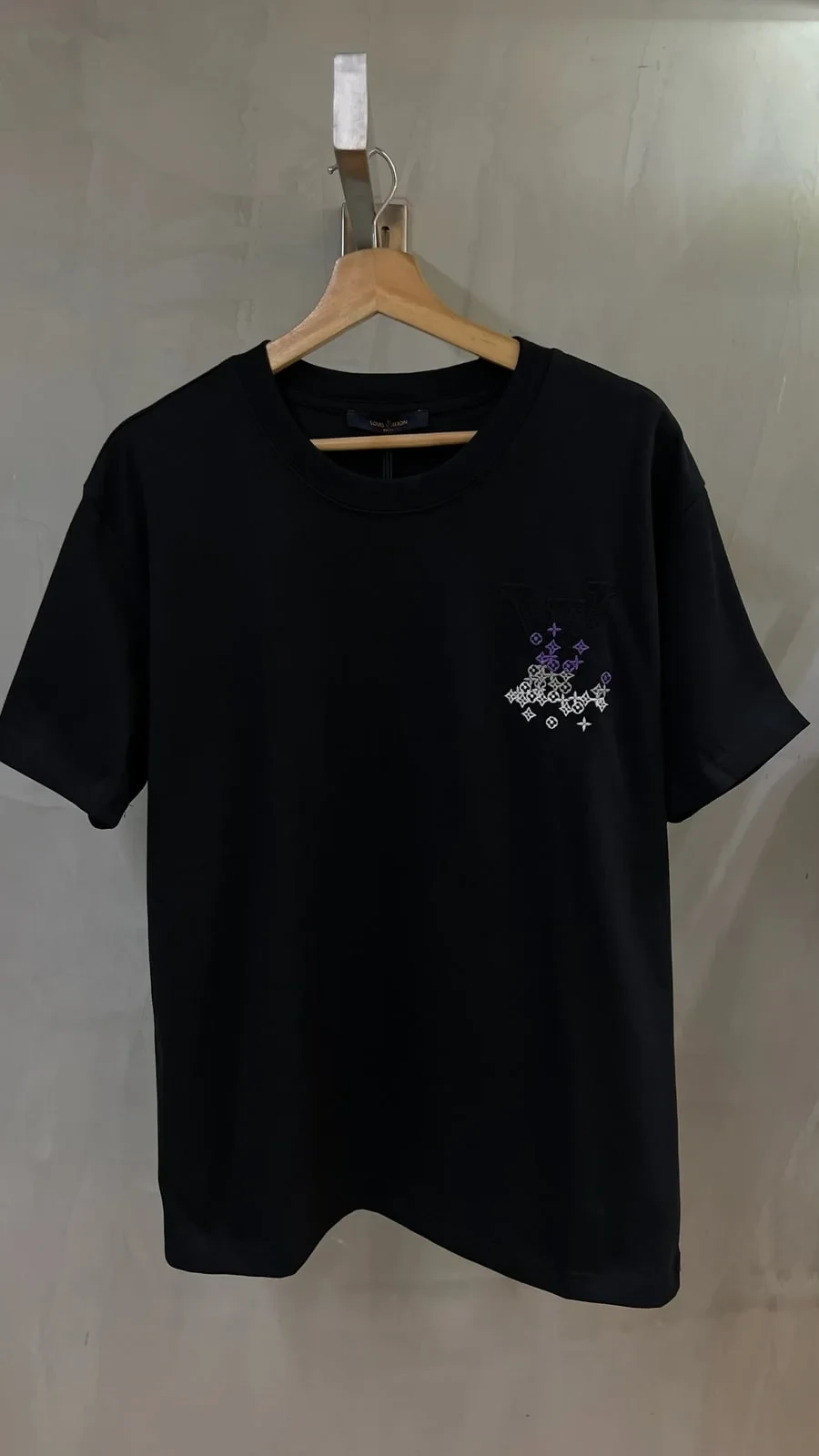 Louis Vuitton Camiseta Negra Flores Monograma Morado