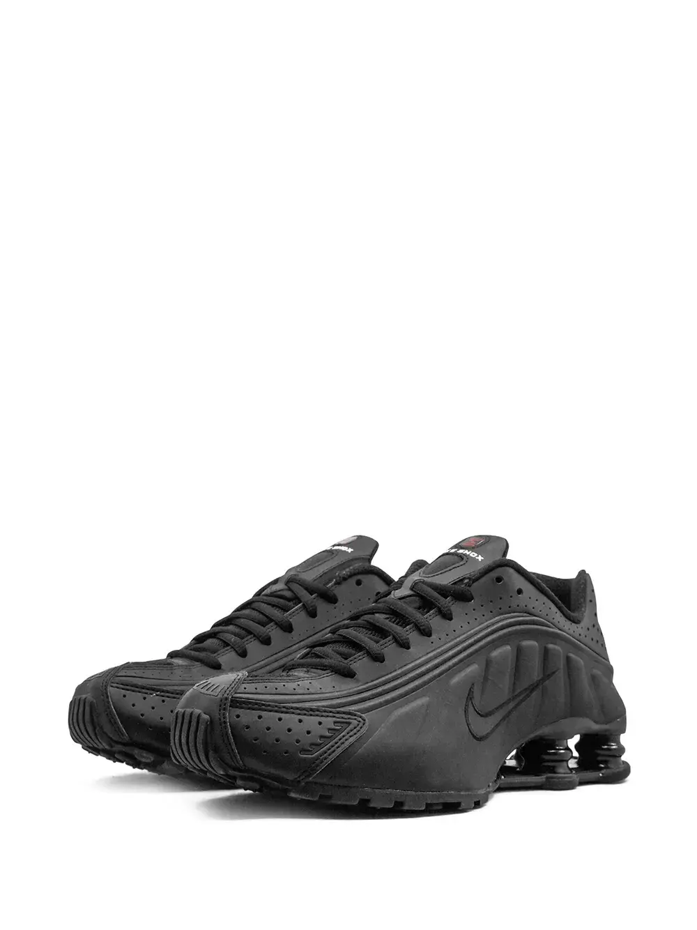 Nike Shox R4 negro, vista de tres cuartos sobre fondo blanco.