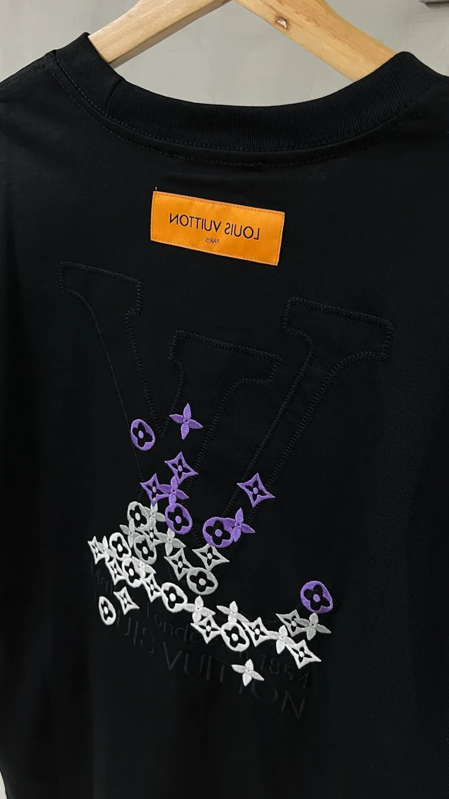 Louis Vuitton Camiseta Negra LV Relieve Etiqueta Naranja