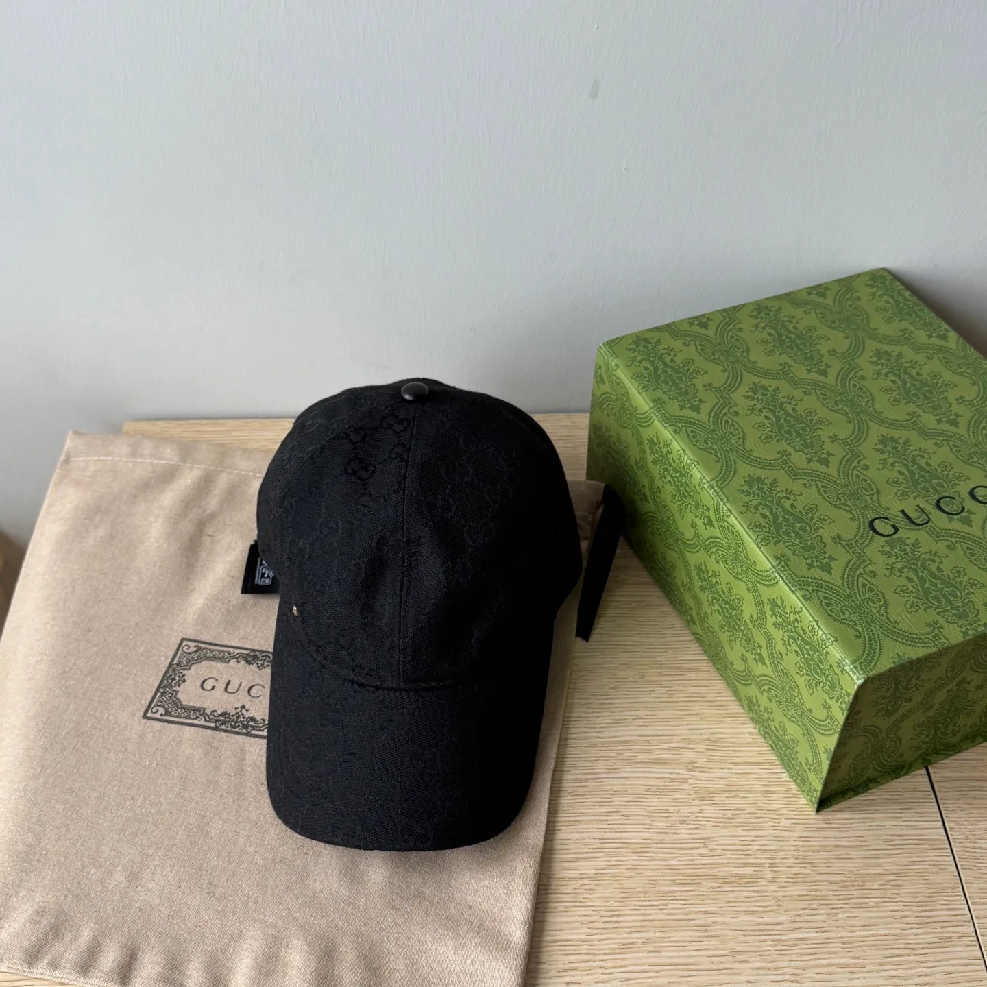 Gorra Gucci negra con monograma GG — imagen 2