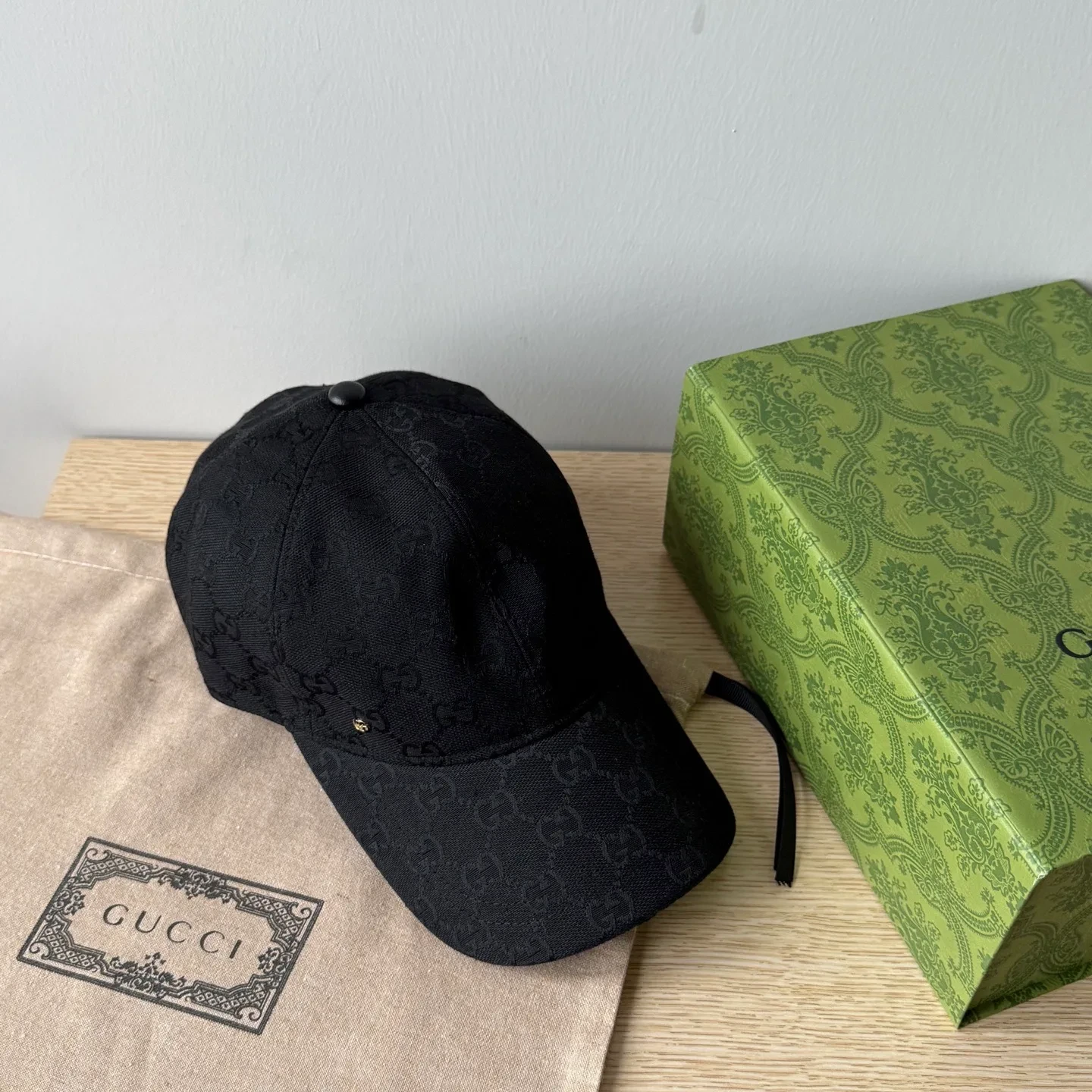 Gorra Gucci negra con monograma GG — imagen 1