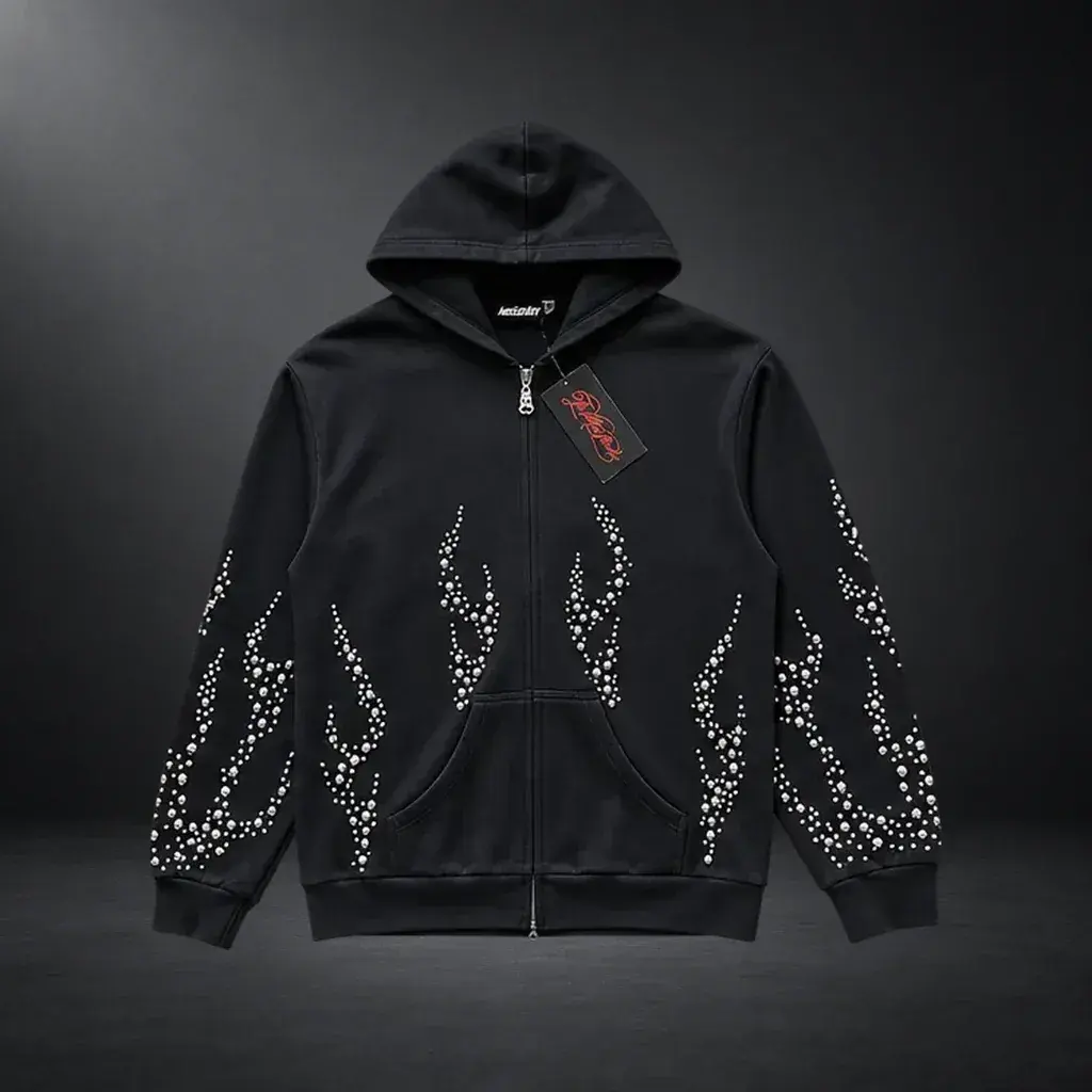 Hoodie Hellstar negro con cremallera y pedrería sobre fondo carbón — imagen principal