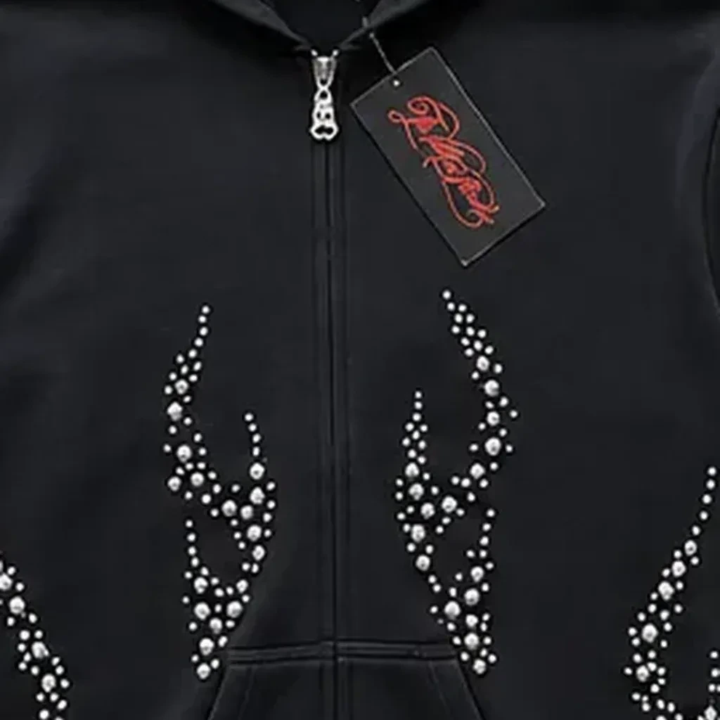 Detalle auténtico de pedrería y cremallera del hoodie Hellstar