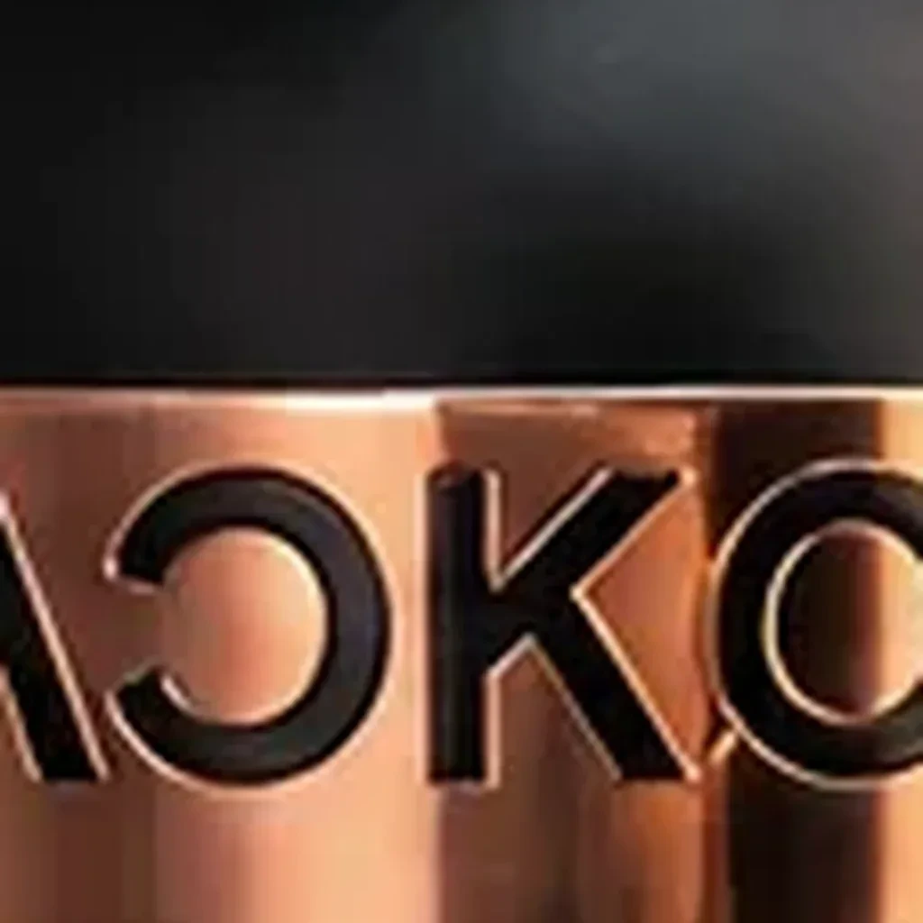 Detalle original de la placa cobre del perfume BLACKOUD