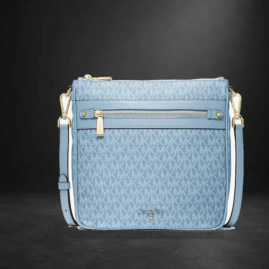 Bolso Michael Kors Jet Set azul, composición editorial