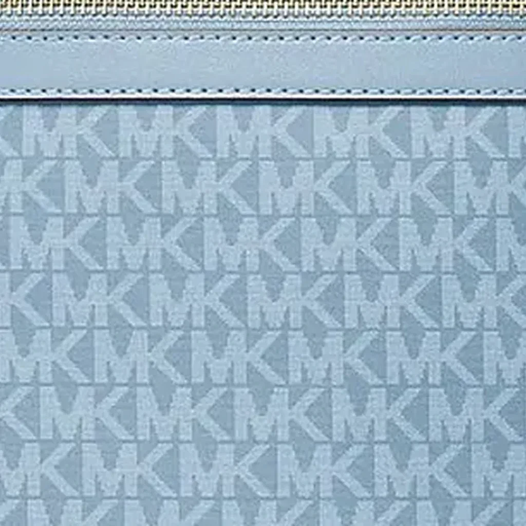Detalle real de monograma y cierre del bolso Michael Kors Jet Set